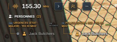 Bandeau à l'écran : fréquence d'émission 155.30 MHz, deux personnes, le canal Répartition 155.10 marqué EN ATTENTE et le canal Police (SPVM + SQ) 155.30 marqué ACTIF.