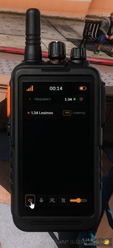 Vue des participants d'une fréquence : un nom avec son badge et la mention Listening, et une barre d'actions en bas de l'écran.