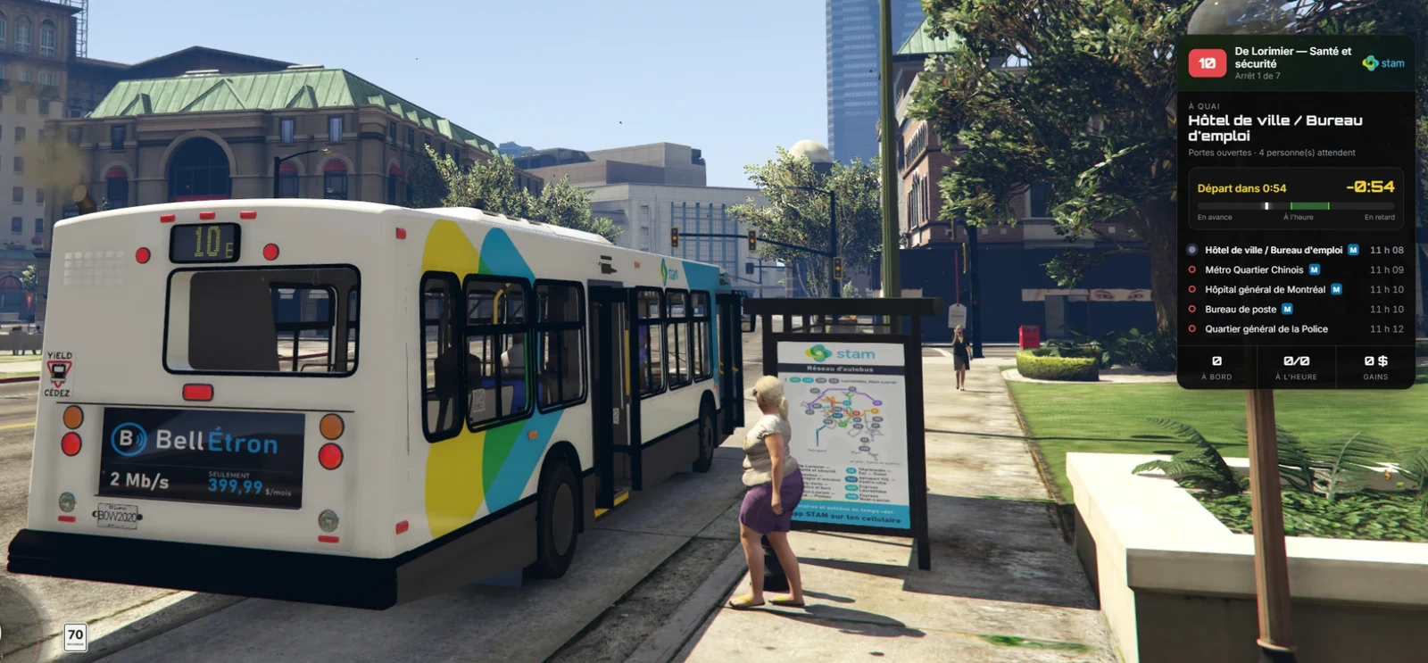 Un autobus STAM à quai devant l'hôtel de ville, une passagère à l'abribus
