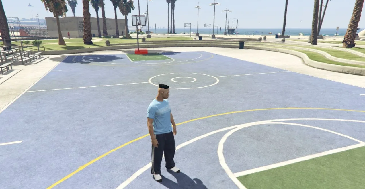 Un terrain de basketball au bord de la plage