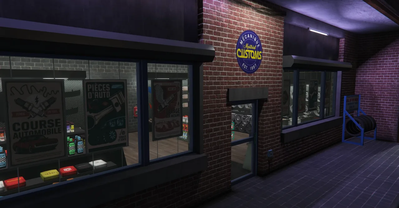 La vitrine de Montréal Customs, le soir : affiches Pièces d'auto et Garage sur mesure, tablettes de produits, porte du garage